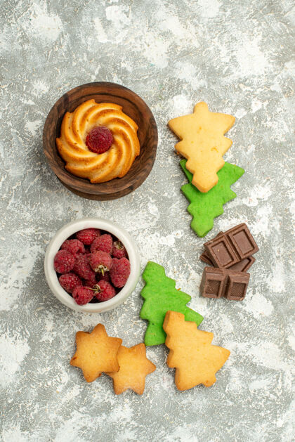 午餐顶视图圣诞树饼干饼干在碗里饼干与树莓在灰色的桌子上早餐餐饼干
