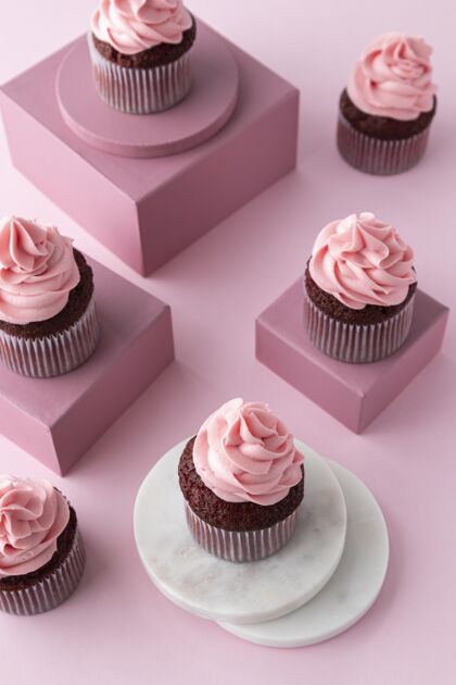 零食高角度美味纸杯蛋糕盒食品烘焙粉色背景