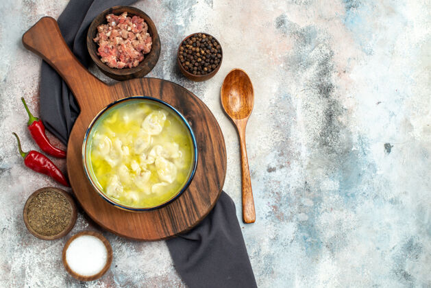 晚餐俯视图杜什巴拉在砧板上黑色桌布碗肉不同香料木勺裸体表面复制空间桌布香料不同