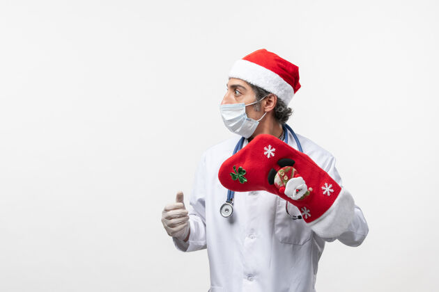 微笑正面图男医生手拿大红袜白墙病毒冠状病毒-假日圣诞节风景成人