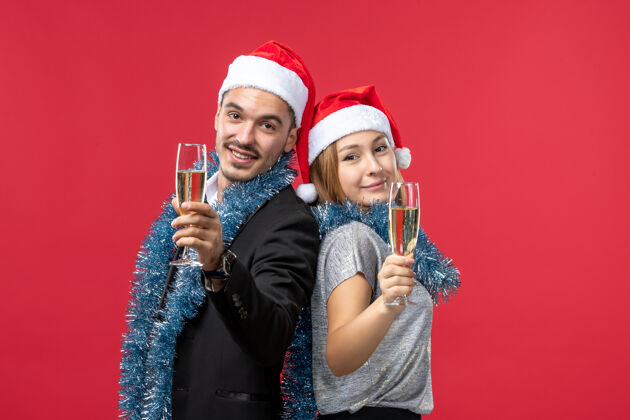 只是前视图年轻夫妇刚刚庆祝新年在红墙党爱圣诞节圣诞节风景庆祝