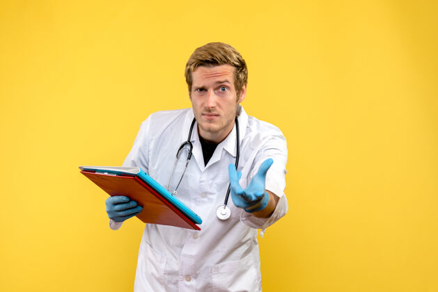 男医生正面图男医生手持黄色背景的医疗病毒分析健康人人人药