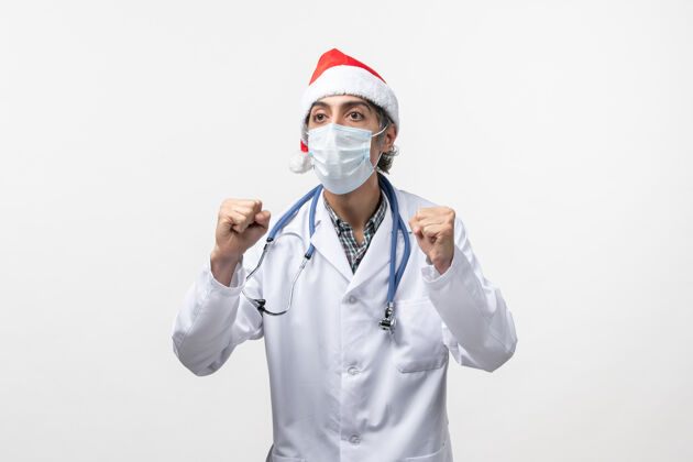 男医生正面图白色地板上戴着口罩的男医生大流行柯维德假日病毒诊所医生医院