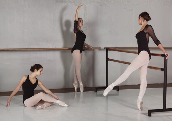 专业专业芭蕾舞演员与紧身衣和尖头鞋一起训练的侧视图尖头鞋女子紧身衣