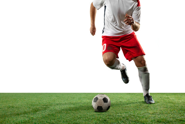 运动员格斗职业足球的特写腿 足球运动员在隔离在白墙上的场地上为球而战动作 动作的概念 比赛中高度紧张的情绪裁剪的图像爱好运动员球