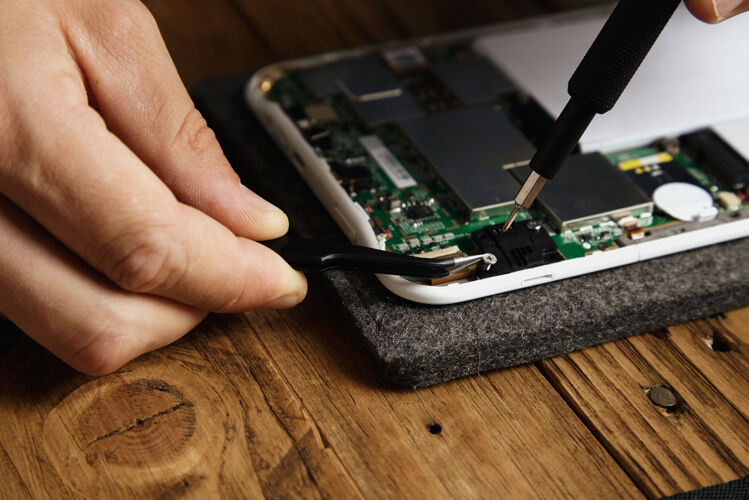 万用表师傅用专用工具小心拆卸电子器件钳子和螺丝刀仪器技术细节