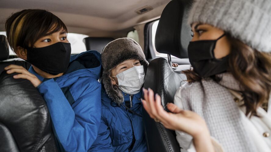 横向特写孩子和戴面具的女人冒险旅游旅游