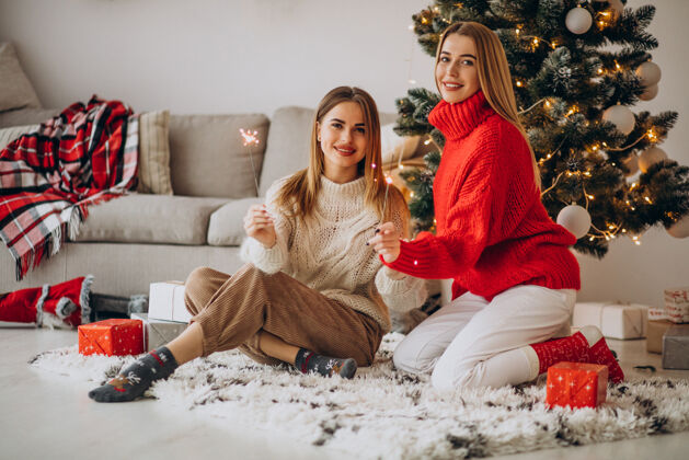 积极两个女孩朋友庆祝圣诞节美丽节日年轻
