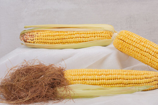 自然新鲜的玉米芯和白玉米芯甜玉米玉米棒有机