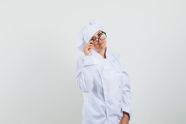 制服女厨师脱下眼镜 穿着白色制服 看起来很懂事工作职业新鲜
