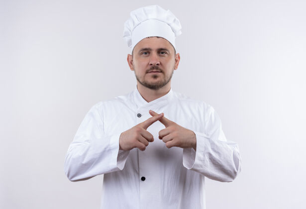 制服年轻帅气的厨师穿着厨师制服 在空白处做手势 别显得孤立无援年轻厨师厨师