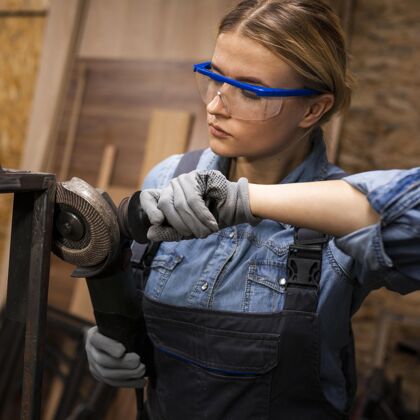 行业女焊工使用研磨机工人工作女人