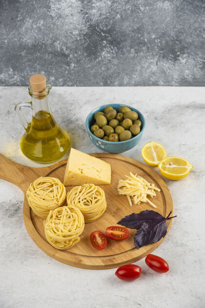 木板意大利面 蔬菜和奶酪放在木板上 配橄榄意大利面干的油