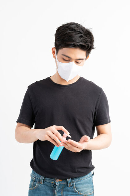 健康在隔离室里 一个戴着口罩的亚洲人拿着酒精洗手 以保护冠状病毒冠状病毒-19亚洲男人防护疾病