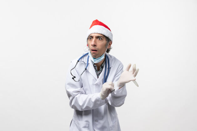 听诊器正面图戴手套的男医生对白墙病毒假日的情绪男医生医院职业