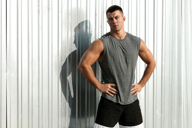 运动不错的肌肉男健美运动员帅哥在户外摆姿势的写真健身运动外表