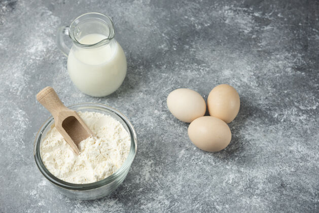 制作一碗面粉 生鸡蛋和牛奶放在大理石上碗面粉厨房