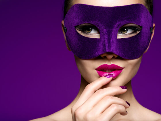 特写一个漂亮女人的肖像 紫色的指甲 脸上戴着紫色的戏剧面具时尚时尚高加索