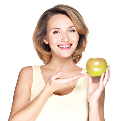饮食一个年轻漂亮的微笑的女人指着苹果的特写肖像-孤立在白色上水果维生素成人