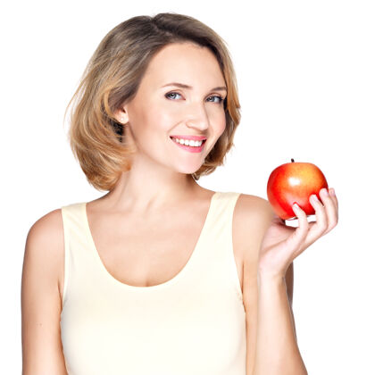 女性一个带着红苹果的健康微笑的年轻女人的肖像-孤立于白色之上皮肤食物肖像