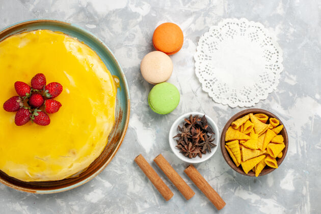 鸡蛋顶视图黄色糖浆蛋糕与法国马卡龙在白色的背景糖饼干健康