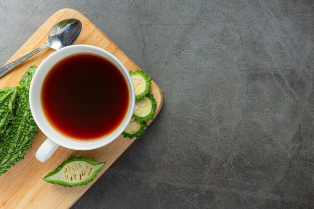 守护一杯热苦瓜茶 用生苦瓜片放在木砧板上健康节食营养