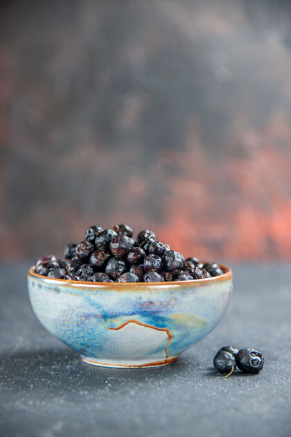 浆果前视图黑加仑在孤立的表面碗碗蓝莓黑豆