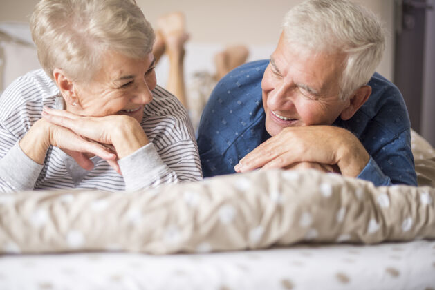 祖父幸福的老年婚姻凝视着对方睡衣沉默新鲜
