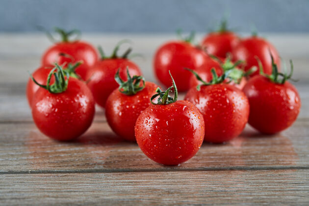 新鲜一堆新鲜多汁的西红柿放在木桌上自然美味食物