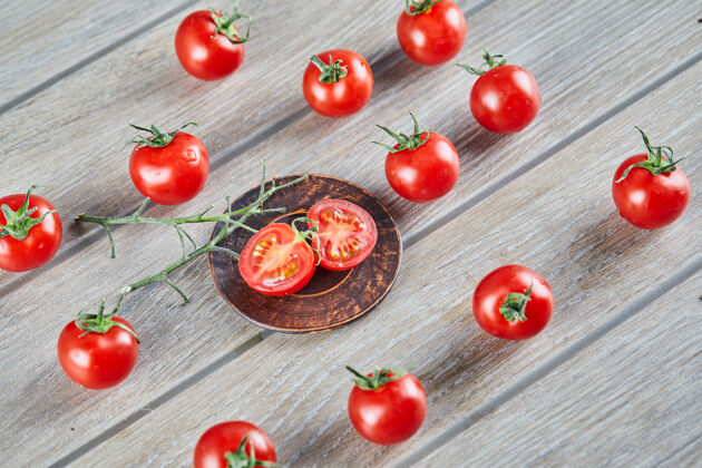 吃一堆新鲜多汁的西红柿和西红柿片放在木桌上顶切滴