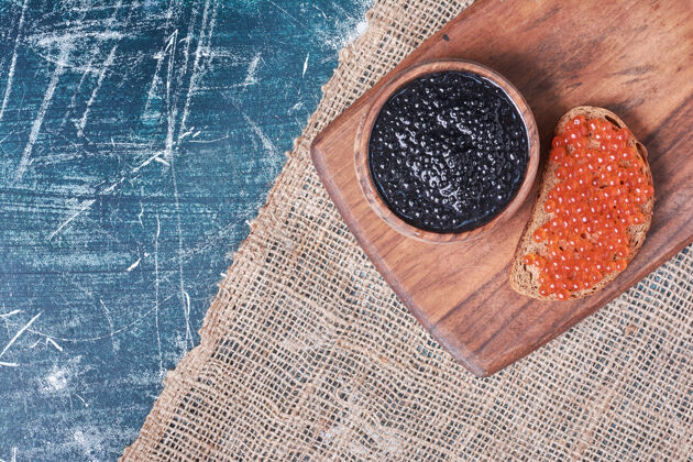 美味木板上的红黑鱼子酱蛋白质新鲜健康