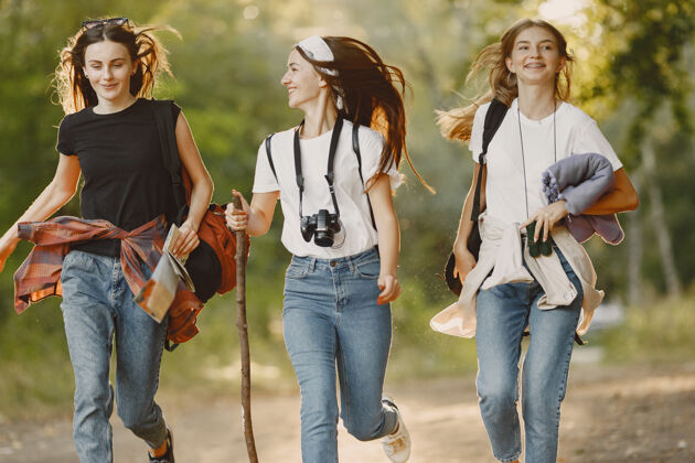 友谊冒险 旅游 远足和人的概念三个女孩在森林里森林生态女性