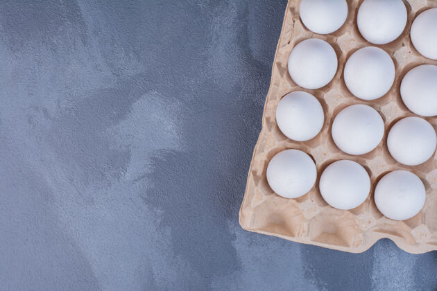 简约白鸡蛋装在纸板容器里传统用餐质量