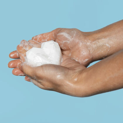 清洗用心形白色肥皂洗手的人健康护理防护