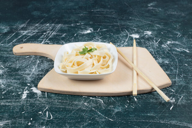 面食用筷子在白碗里煮意大利面美味Tagliatelle佳肴