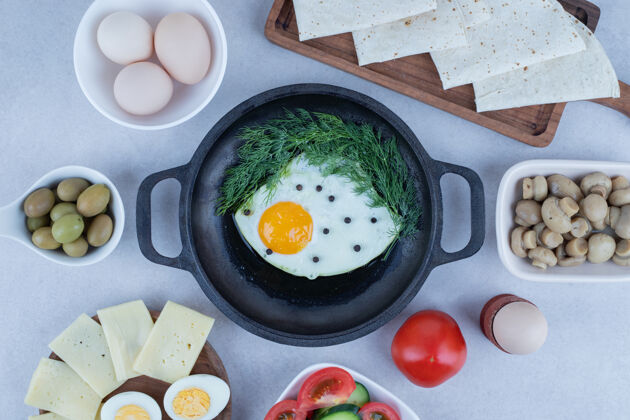 鸡蛋用煎蛋卷和煮熟的鸡蛋 奶酪 西红柿 白蘑菇煎顶部视图顶部西红柿