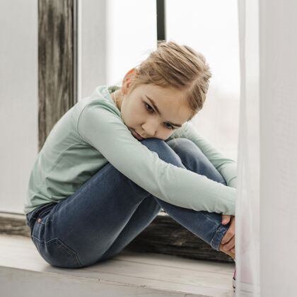 女孩坐在窗台上无聊的小女孩室内安全房子