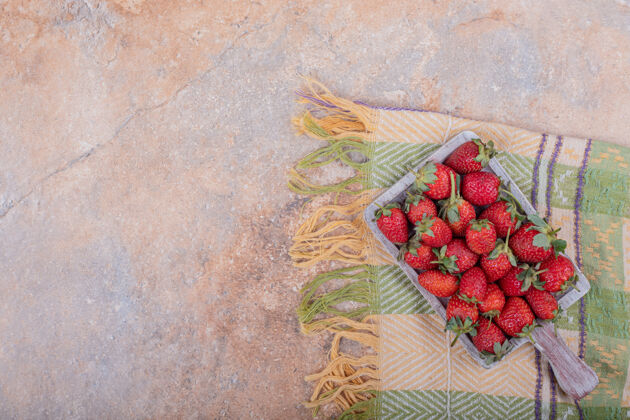 品质红色草莓放在方形的乡村拼盘上生物美味新鲜