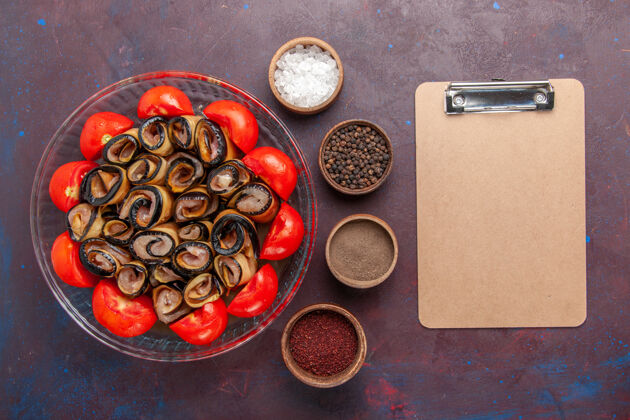 咖啡俯视图蔬菜餐切片和卷西红柿与茄子和调味品在黑暗的背景背景杯子茄子