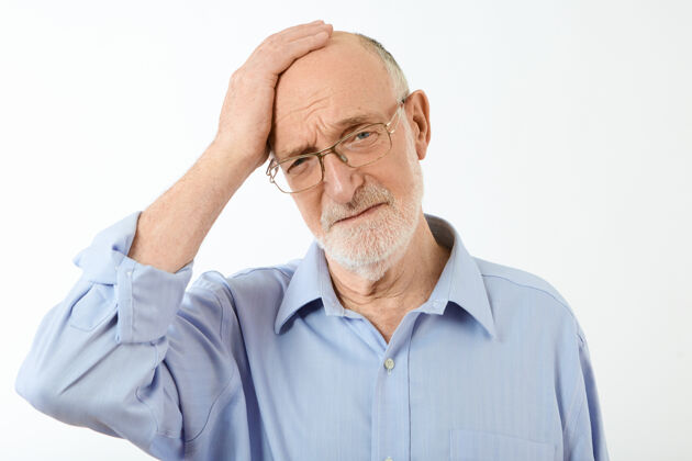 退休戴着长方形眼镜和正式衬衫的未刮胡子的高级商人 头痛或偏头痛严重 因工作问题而感到紧张 表情痛苦老烦躁疲倦