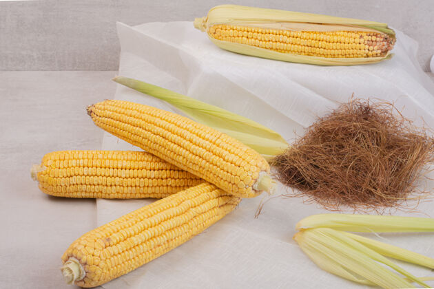 生的新鲜的玉米芯和白玉米芯玉米有机叶