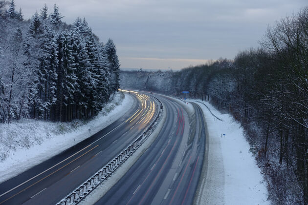 季节德国黄昏的雪地高速公路傍晚道路沥青