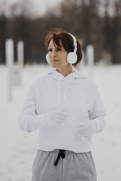 健身中等身材的女人在外面跑锻炼活动户外