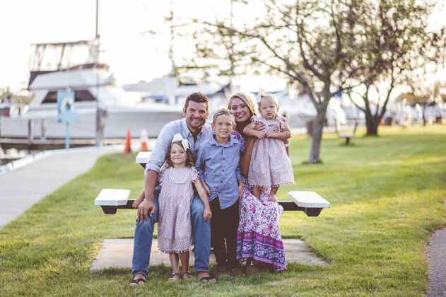 爱一个幸福的家庭站在港口附近的草地特写镜头-家庭概念女人男人港口