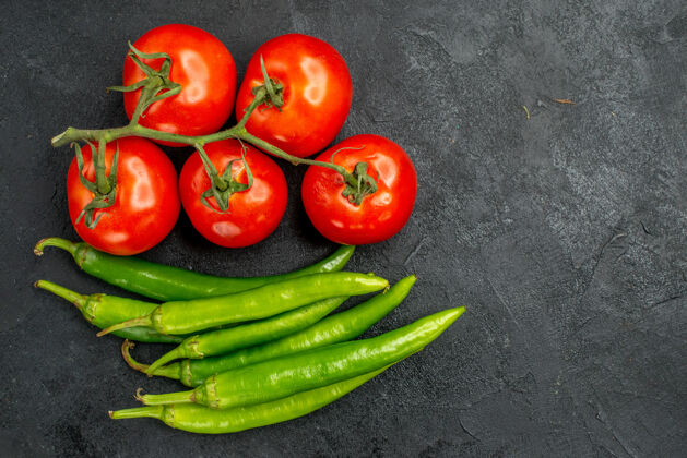 辛辣顶视图绿色辣椒和红色番茄配料食物红色
