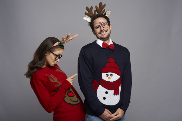 异性恋一对穿着圣诞服装的滑稽情侣十二月乐趣眼镜