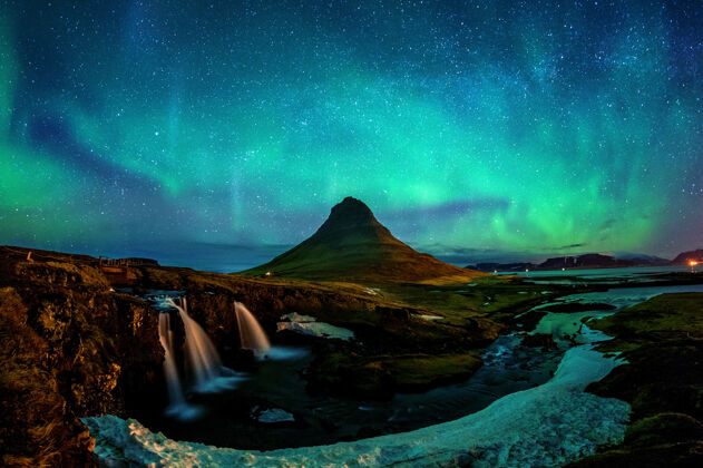 精致北极光 北极光在冰岛的柯克朱费尔冬天的柯克朱费尔山水自然地形