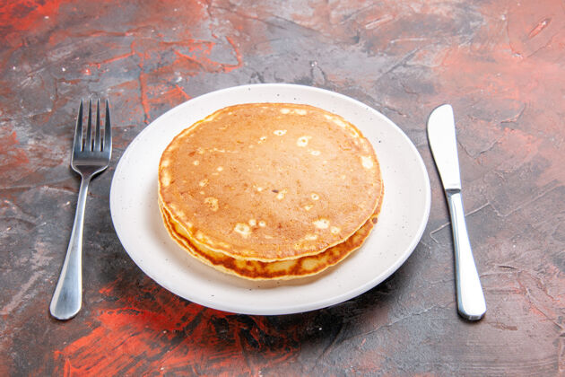 盘子白色盘子上的酪乳煎饼特写镜头和混合颜色的刀叉美味餐厅餐