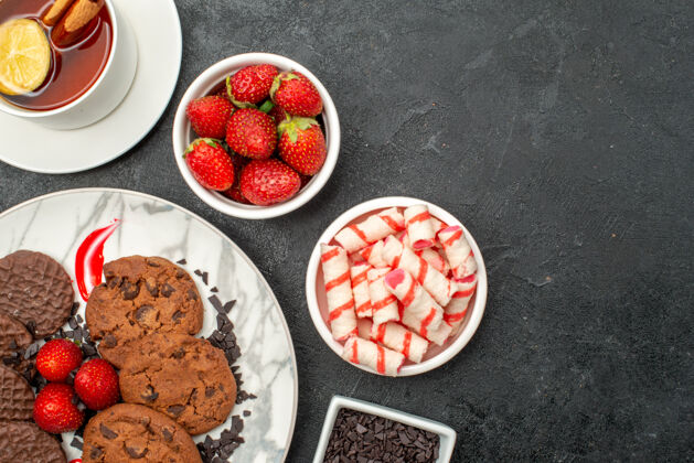 草莓俯瞰巧克力饼干和一杯茶午餐餐甜食