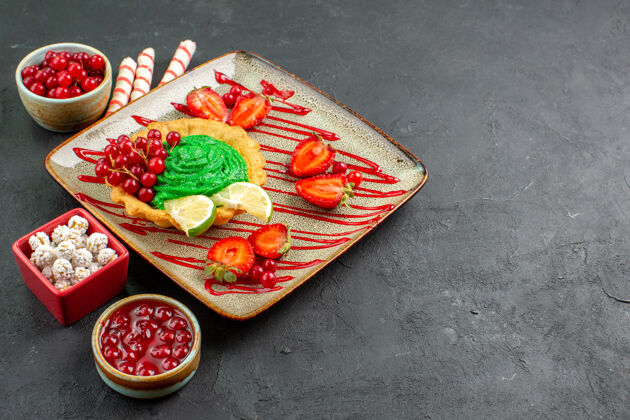 午餐正面图美味的奶油蛋糕和水果甜点盘子包装